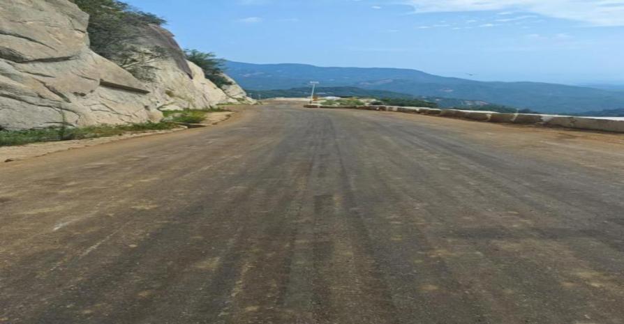 湖北随州石料场柔性结膜技术路面施工 / Suizhou stone yard flexible film-forming road construction