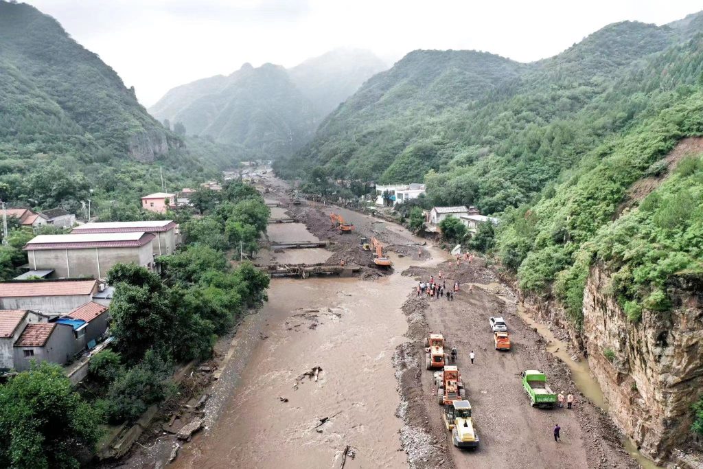 矿山道路施工现场航拍 / Mine road construction aerial view